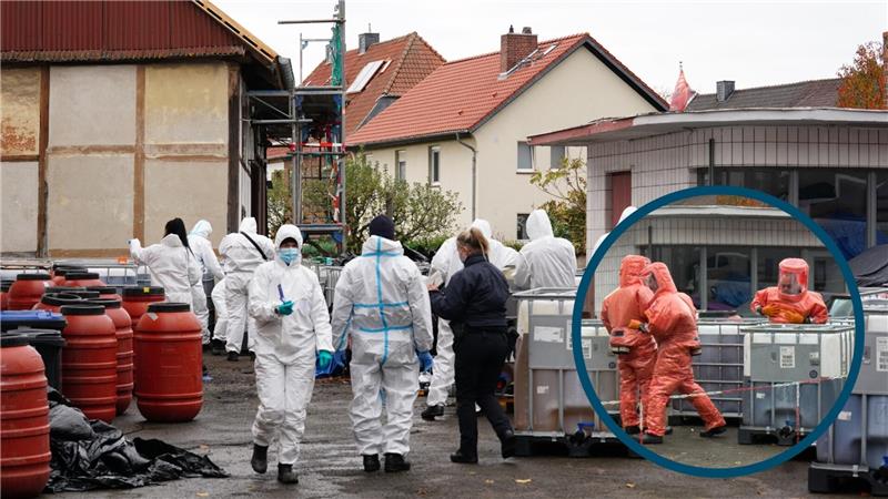 Polizeibeamte in Schutzanzügen auf einem Gelände in Schöppenstedt. Am Morgen fand die Polizei mehrere Fässer mit Chemikalien.
