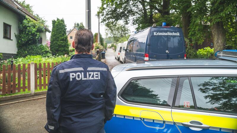 Polizeibeamte in der Nähe des Tatorts in Tirpersdorf.