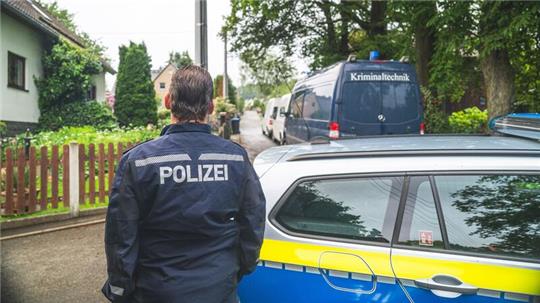 Polizeibeamte in der Nähe des Tatorts in Tirpersdorf.