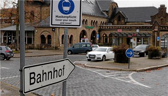 Polizeibeamte kontrollierten am Freitagabend in vier Stunden 63 Personen am Bahnhof Goslar. Im Fokus standen nach Angaben der Einsatzkräfte der Jugendschutz und Prävention. Foto: GZ-Archiv/Neuendorf