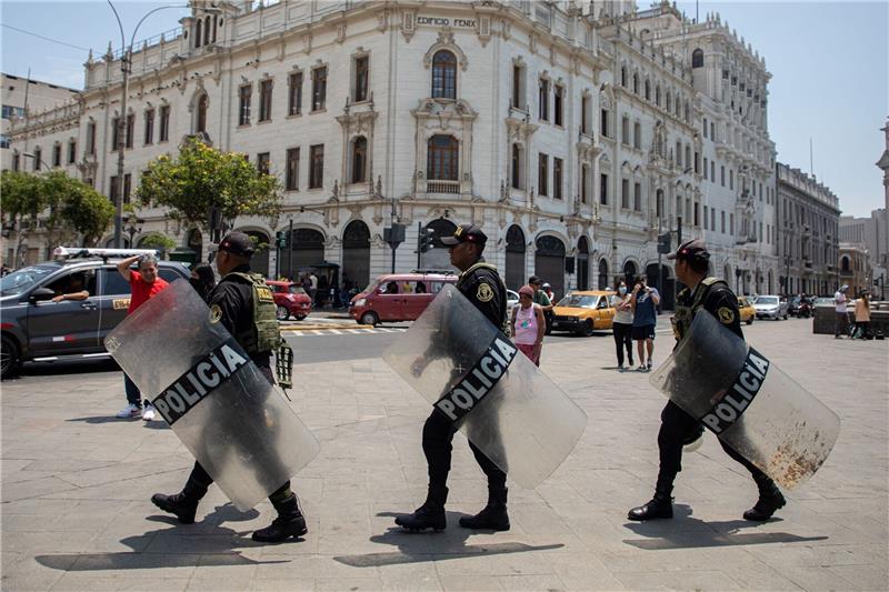 Polizeibeamte patrouillieren im historischen Stadtzentrum von Lima.