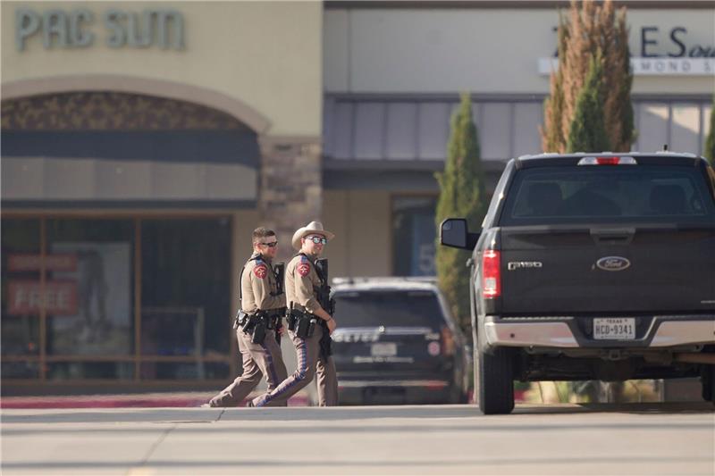 Polizeibeamte patrouillieren sind am Tag des Geschehens vor dem Einkaufszentrum im texanischen Allen.