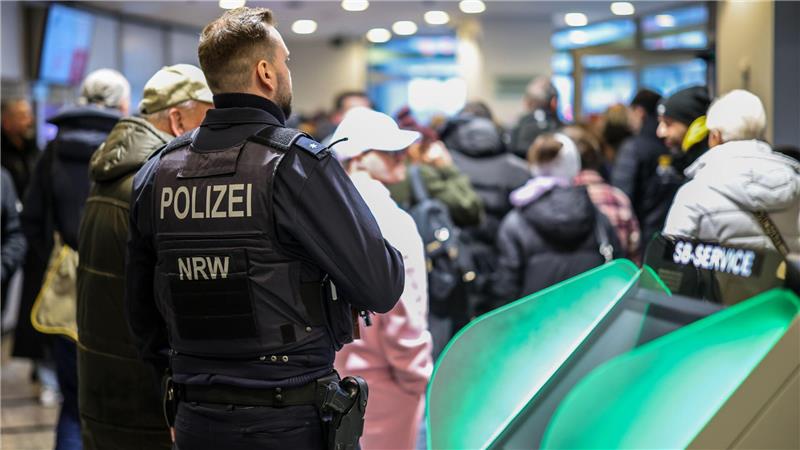 Polizeibeamte räumen den Vorraum der Sparkasse in Buer.