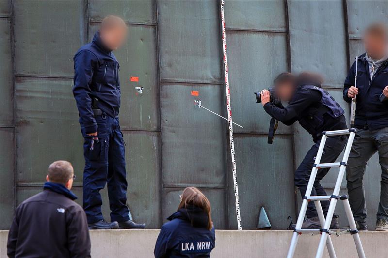 Schüsse auf Rabbinerhaus in Essen: Ermittlungen dauern an Polizeibeamte sichern Spuren am Dach der neuen Synagoge in Essen.
