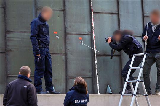 Polizeibeamte sichern Spuren am Dach der neuen Synagoge in Essen.