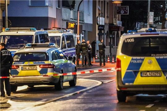 Polizeibeamte sichern den Tatort in Plochingen ab, wo ein Mann angeschossen worden war.