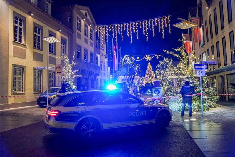 Terrorgefahr auf Weihnachtsmärkten: Räumung in Göppingen Polizeibeamte sichern den Weihnachtsmarkt ab.