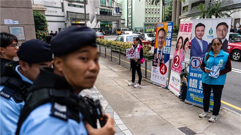 Polizeibeamte stehen Wache, während einer Wahlkampfveranstaltung.