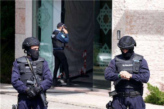 Polizeibeamte stehen am Eingang des Ismailitische Zentrum in Lissabon.