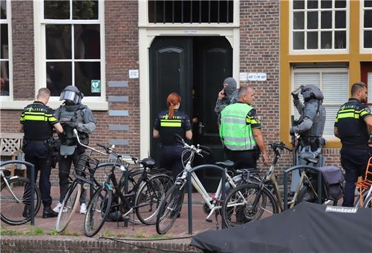 Polizeibeamte stehen am Tatort: Im niederländischen Leiden sind bei einer Attacke mit einer Stichwaffe mehrere Menschen schwer verletzt worden.