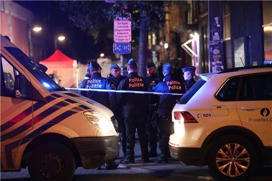 Polizeibeamte stehen am Tatort der Messerstecherei.
