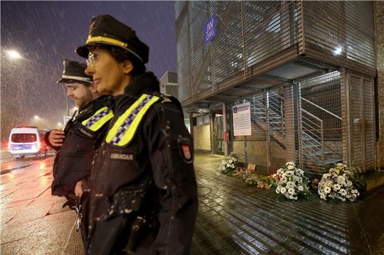 Polizeibeamte stehen im Hamburger Stadtteil Alsterdorf vor dem Gebäude der Zeugen Jehovas, wo ein Amokläufer erst sieben Mensch und dann sich selbst tötete.