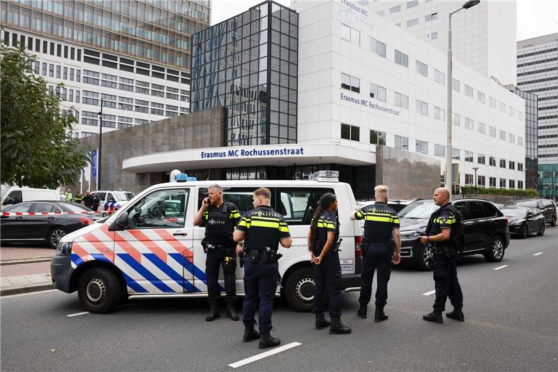 Rotterdam: Mutmaßlicher Täter war psychisch auffällig Polizeibeamte stehen vor dem Erasmus-Krankenhaus in Rotterdam.