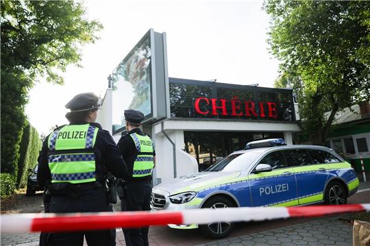 Polizeibeamte stehen vor der Shisha-Bar in Hamburg, wo ein 24-Jähriger erschossen worden war.