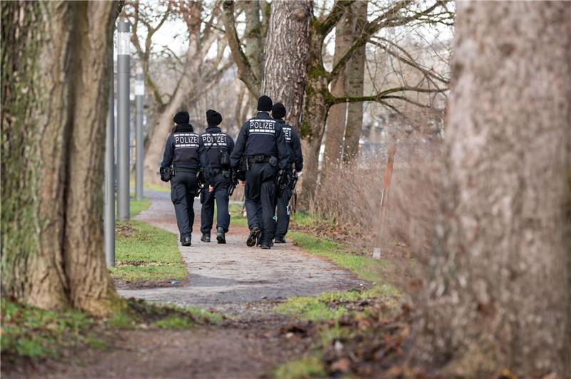 Vater von Fußballprofi Brünker weiterhin vermisst Polizeibeamte suchen das Ufer der Brigach nahe des Bahnhofs in Villingen-Schwenningen nach dem Vermissten ab.
