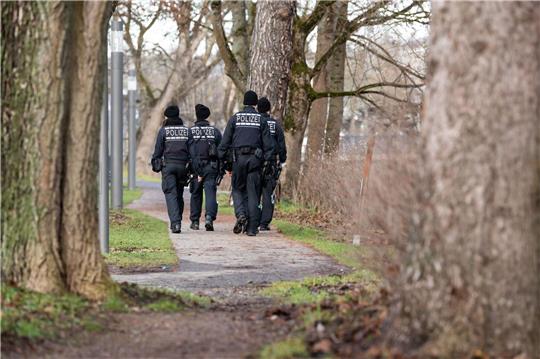 Polizeibeamte suchen das Ufer der Brigach nahe des Bahnhofs in Villingen-Schwenningen nach dem Vermissten ab.