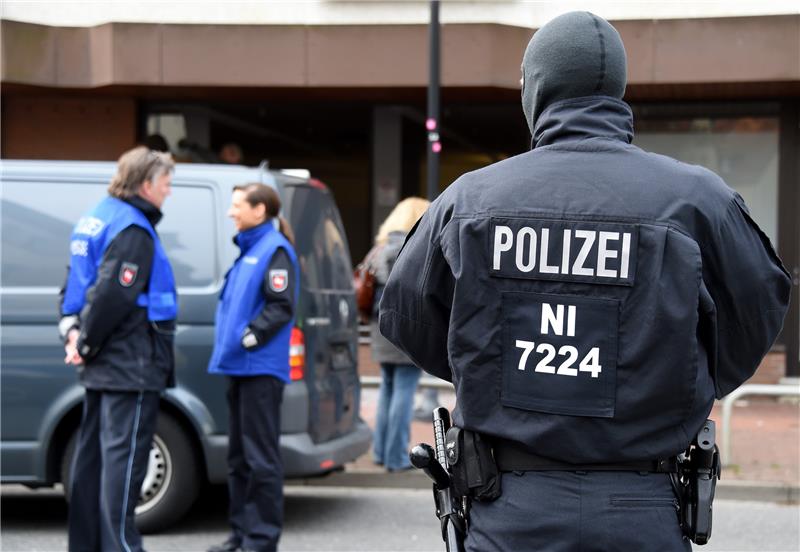 „Koks-Taxis“ in Hildesheim: Razzia gegen Drogenbande Polizeibeamte und Polizeifahrzeuge bei einer Razzia in Hildesheim. Symbolfoto: picture alliance / Holger Hollemann/dpa | Holger Hollemann