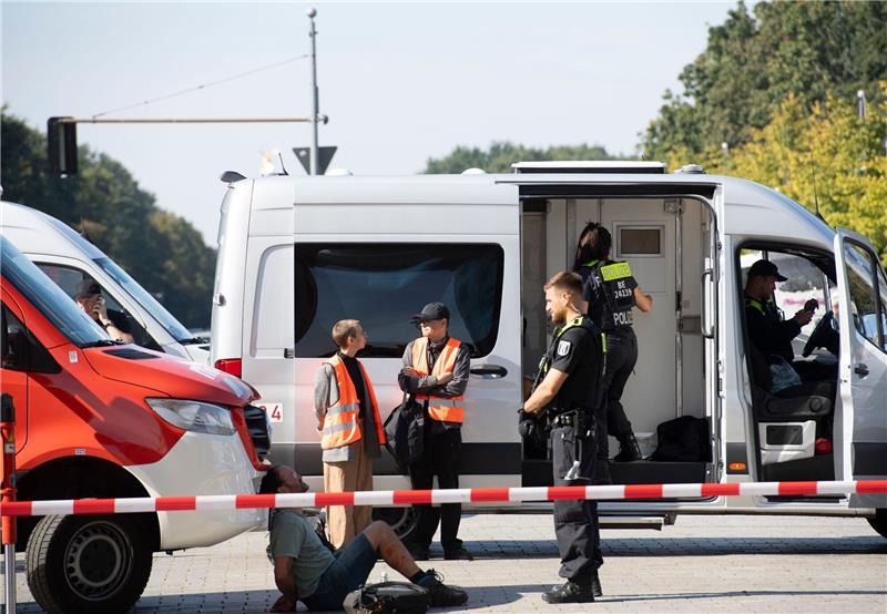 Klimaaktivisten besprühen Brandenburger Tor mit Farbe Polizeibeamte und festgesetzte Mitglieder der Klimaschutzgruppe Letzte Generation.