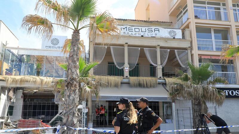 Polizeibeamte vor dem Gebäude des Medusa Beach Club auf Mallorca nach dem Einsturz.
