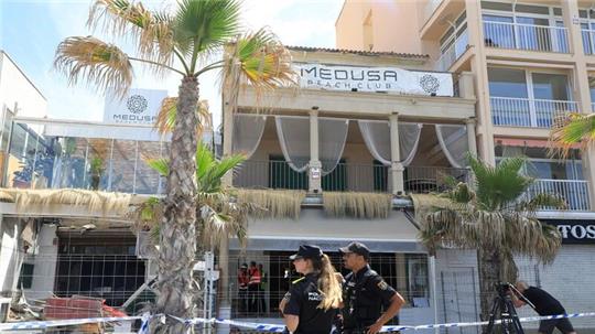 Polizeibeamte vor dem Gebäude des Medusa Beach Club auf Mallorca nach dem Einsturz.