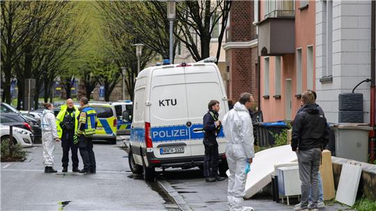 Polizeibeamte vor dem Mehrfamilienhaus der Familie in Witten. Mutter und Tochter sind weiterhin im Krankenhaus.
