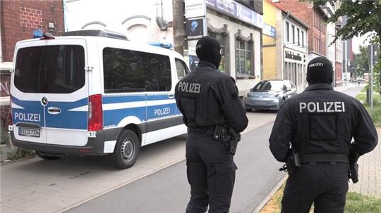 Polizeibeamte vor einem der durchsuchten Objekte in Braunschweig.