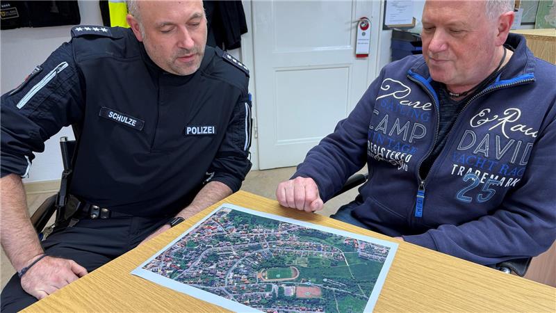 Verkehr in Braunlage: Umleitung weniger stark genutzt als gedacht Polizeichef Martin Schulze und Michael Krause, der Vorsitzende der Verkehrswacht Harz, Braunlage und Umgebung, schauen sich auf einem Plan die Umleitungsstrecke an.
