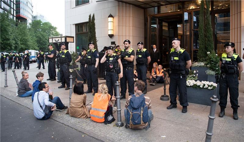 Klima-Aktivisten protestieren vor Berliner Luxushotel Polizeieinsatz am Haupteingang des Hotels Ritz-Carlton in Berlin, wo eine Protestaktion von Klima-Demonstranten stattfindet.