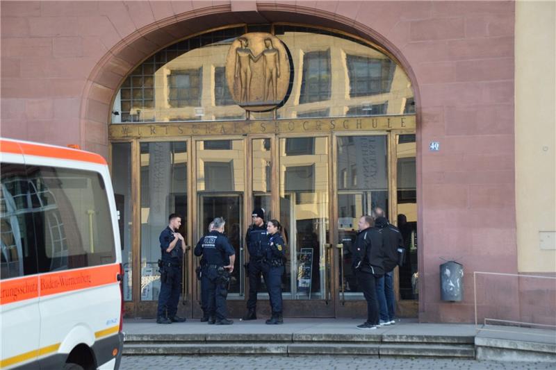 Polizei schießt auf Bewaffneten in Uni-Bibliothek: tot Polizeieinsatz an der Mannheimer Universität. Nun soll der Ablauf des Geschehens rekonstruiert werden.