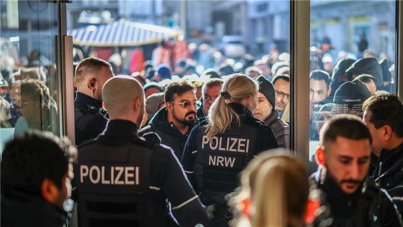 Polizeieinsatz an der Sparkassenfiliale in Gelsenkirchen-Buer. Eine große Menschenmenge versammelte sich vor der Filiale.
