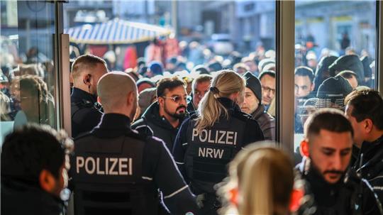 Polizeieinsatz an der Sparkassenfiliale in Gelsenkirchen-Buer. Eine große Menschenmenge versammelte sich vor der Filiale.
