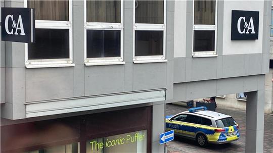 Polizeieinsatz bei C&A in der Bäckerstraße. (Symbolbild)
