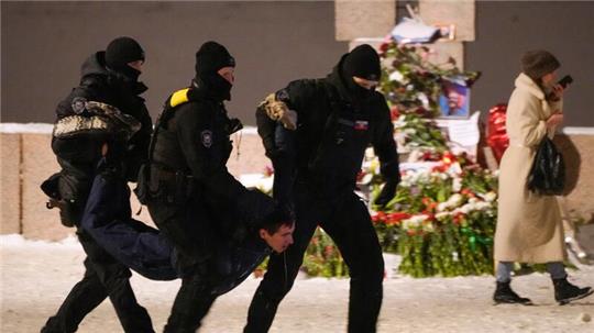 Polizeieinsatz in St. Petersburg (Archivbild). Kritiker des russischen Krieges gegen die Ukraine und Andersdenkende werden laut einem UN-Bericht immer schärfer verfolgt.