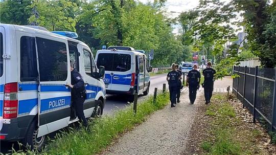 Polizeieinsatz nach der Gewalttat in einer Flüchtlingsunterkunft in Potsdam.