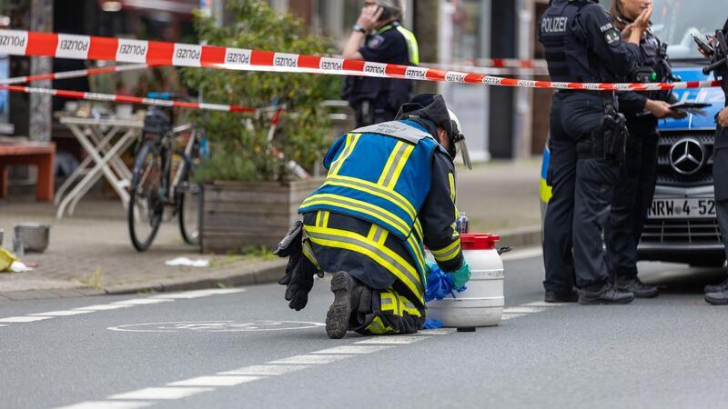 Säureangriff in Bochumer Café: ein Schwerverletzter Polizeieinsatz vor dem Bochumer Café, in dem es zu dem Säureangriff kam. Der mutmaßliche Täter wurde kurz nach der Attacke in der Nähe festgenommen.