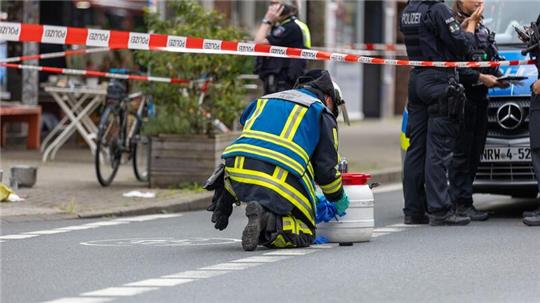 Polizeieinsatz vor dem Bochumer Café, in dem es zu dem Säureangriff kam. Der mutmaßliche Täter wurde kurz nach der Attacke in der Nähe festgenommen.