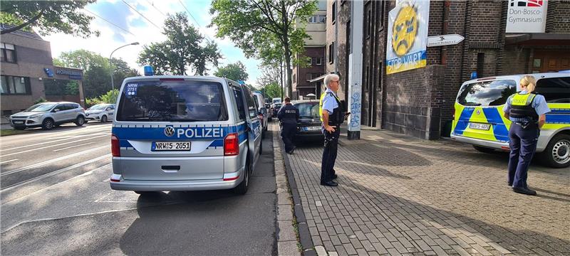 Polizeieinsatz vor einem Gymnasium in Essen.