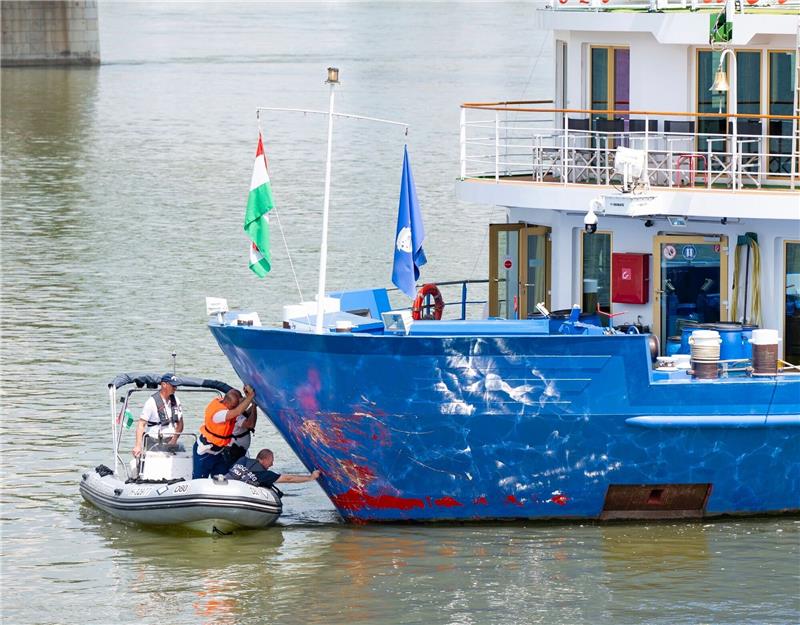 Polizeiermittler untersuchen im ungarischen Komarom den Bug eines Flusskreuzfahrtschiffes nach einer mutmaßlichen Kollision.