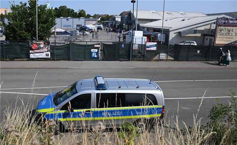 28 verletzte Polizisten bei Eritrea-Festival Polizeifahrzeug vor dem Messegelände.