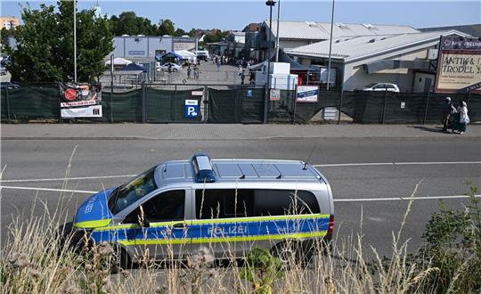 Polizeifahrzeug vor dem Messegelände.