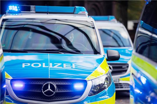 Polizeifahrzeuge im Einsatz. Foto: Rolf Vennenbernd/picture alliance/dpa