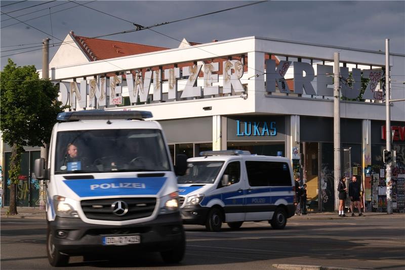 „Tag X”-Demo bleibt verboten - Leipzigs OB in Sorge Polizeifahrzeuge passieren das Connewitzer Kreuz.