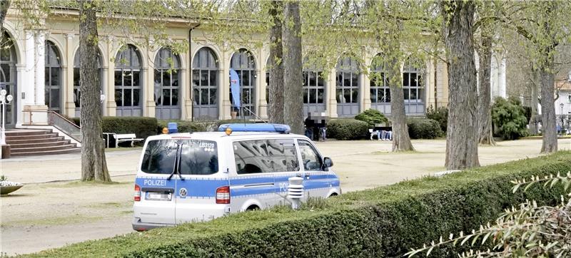 Polizeifahrzeuge sind im oberen und unteren Badepark abgestellt. Foto: Potthast