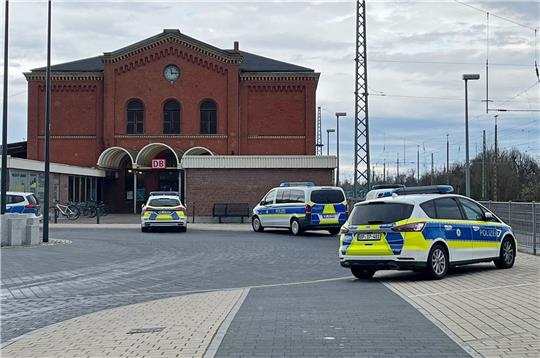 Polizeifahrzeuge stehen vor dem Bahnhof in Guben: Ein Mann hat hier in einem Regionalzug Fahrgäste bedroht.