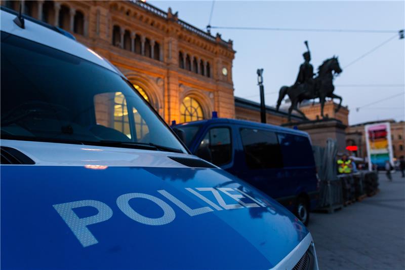 Bundespolizei fasst vier Straftäter am Hauptbahnhof Hannover Polizeifahrzeuge stehen vor dem Hauptbahnhof Hannover. Foto: picture alliance/dpa | Philipp von Ditfurth