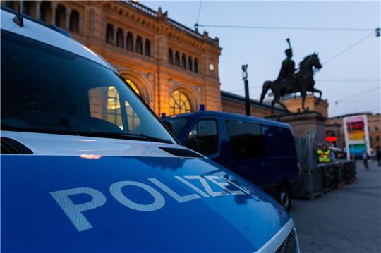 Polizeifahrzeuge stehen vor dem Hauptbahnhof Hannover. Foto: picture alliance/dpa | Philipp von Ditfurth