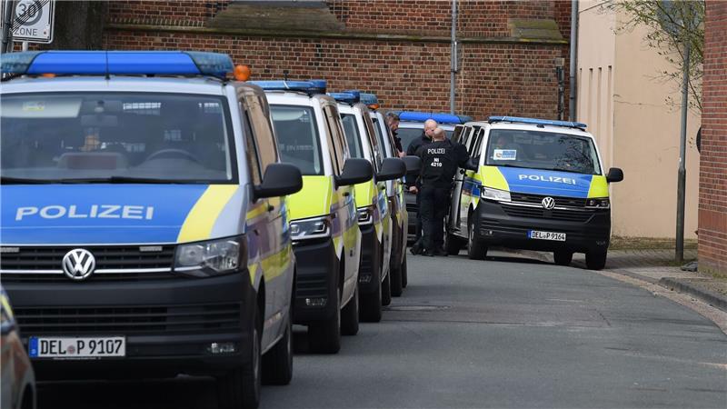 Klette-Kundgebung: Gesundheit Nord stellt Mitarbeiterin frei Polizeifahrzeuge stehen vor dem Kundgebungsplatz zu «Solidarität mit Daniela» vor der JVA Vechta.
