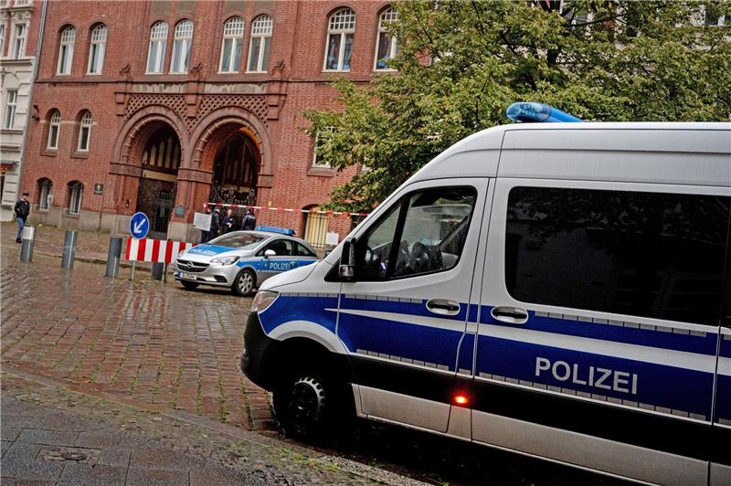 Angriff auf Israel: Forderungen nach sofortigen Konsequenzen Polizeifahrzeuge stehen vor einer Synagoge in Berlin.