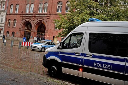 Polizeifahrzeuge stehen vor einer Synagoge in Berlin.