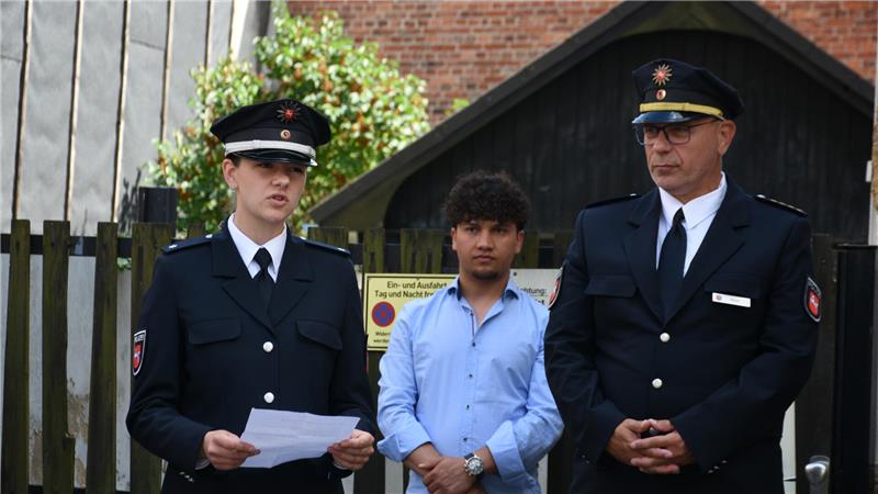 Initiative setzt in Goslar sieben neue Stolpersteine zum Gedenken Polizeikommissarin Tamara Tita (links) betont am Wohnhaus des ehemaligen Polizeioberinspektors Friedrich Ostheeren in der Petersilienstraße den Wert der Demokratiearbeit bei der Polizei. Recht im Bild: der Leiter der Polizeiinspektion Goslar, Rodger Kerst.